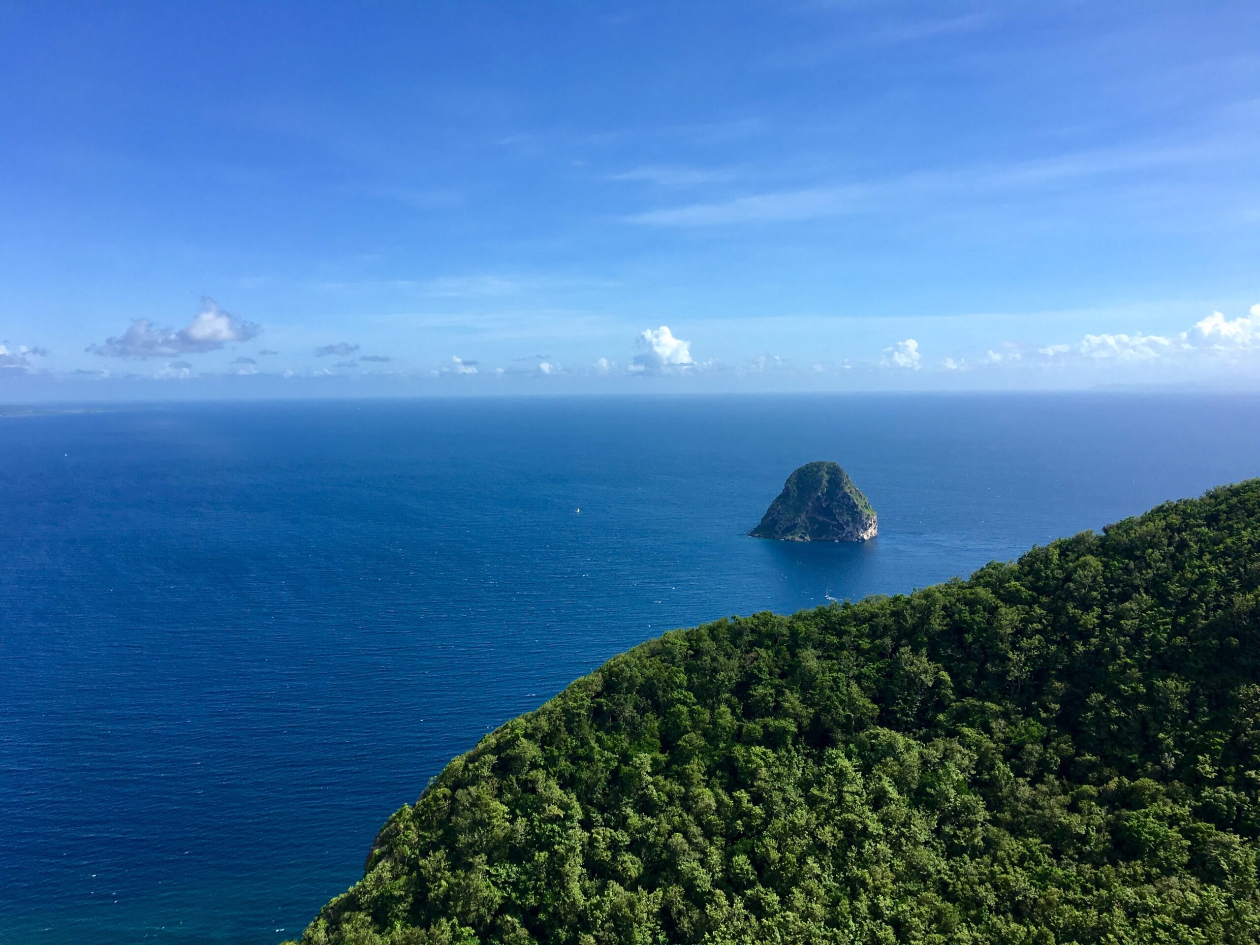 Vue du Rocher du Diamant depuis le Morne L'archer en Martinique
